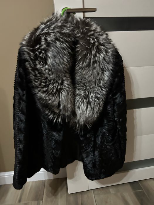 Haina blana naturala nurca cu guler de vulpe polara.