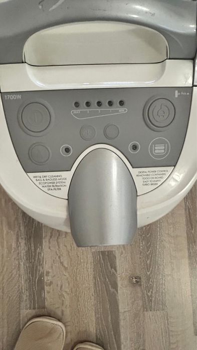 Aspirator 1700W cu filtrare prin apă + accesorii, stare foarte bună