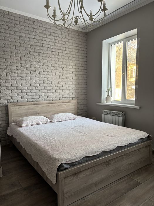 Кровать с матрацем и покрывалом