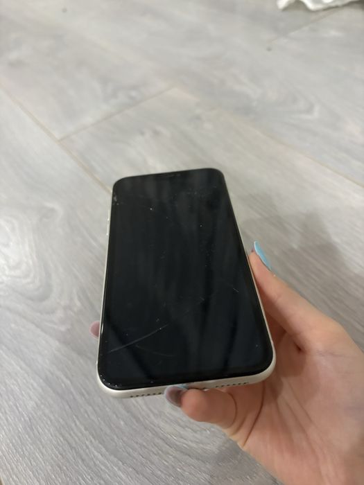 iPhone 11 белый .