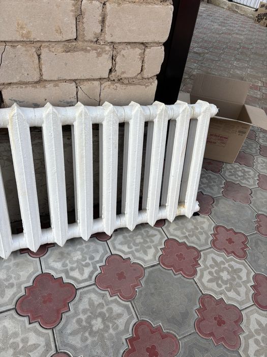 Продам б/у чугунные батареи