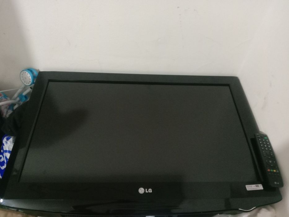 LG 32Lh2000
Істеп тұр 
20мың
Артында ілетіні пульты бәрі бар