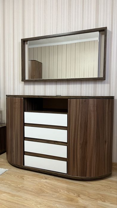 Комод с зеркалом