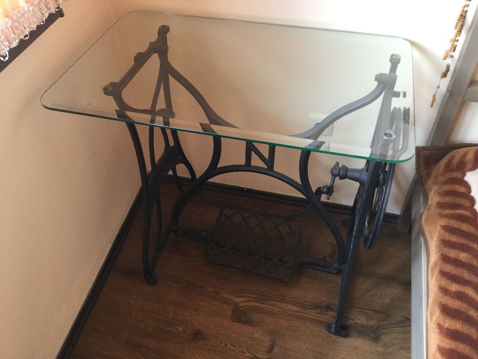 дизайнерска маса от стойка от шевна машина NAUMANN и стъклен плот