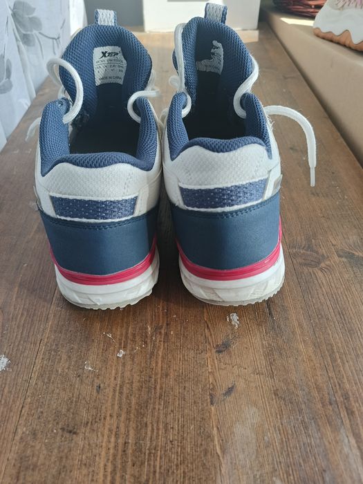 Продам кроссовки xtep б/у