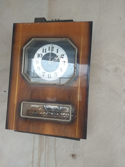 Часы, старинные, в хорошем состоянии