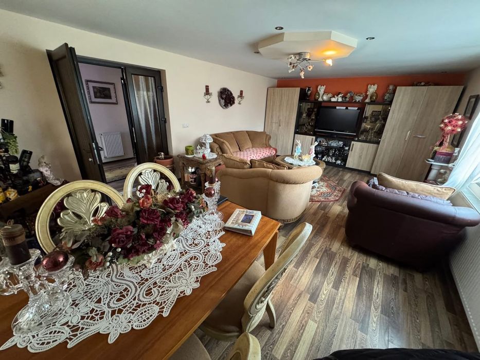 Casă de vânzare în Deva într-o zonă foarte liniștită și cu o panoramă deosebită ( casa este nou construită ).