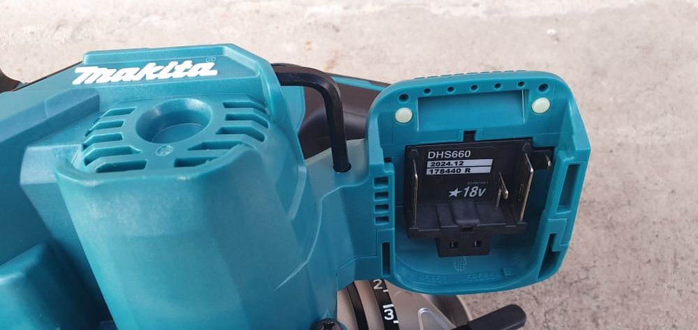 Fierăstrău circular cu acumulator Makita.