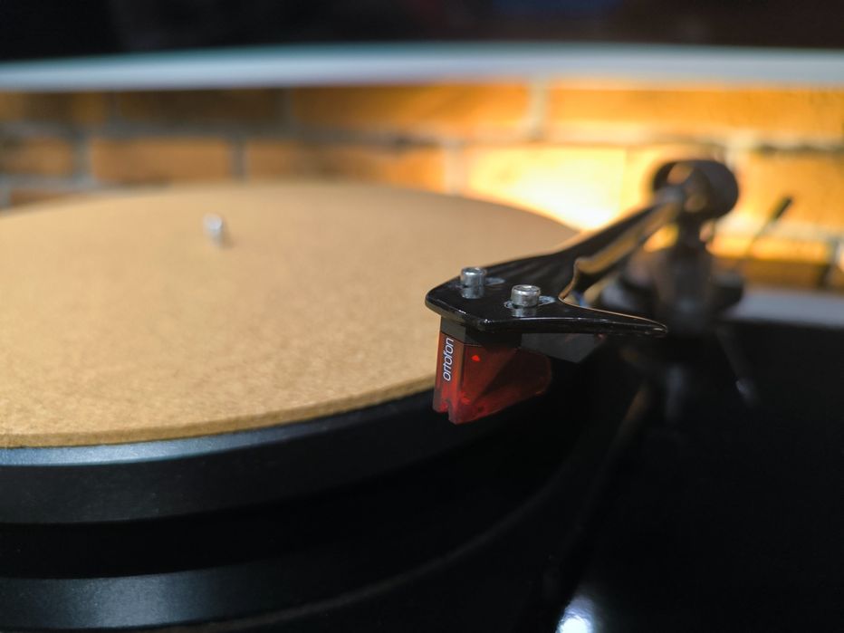 Грамофон Pro-Ject - Debut E Carbon