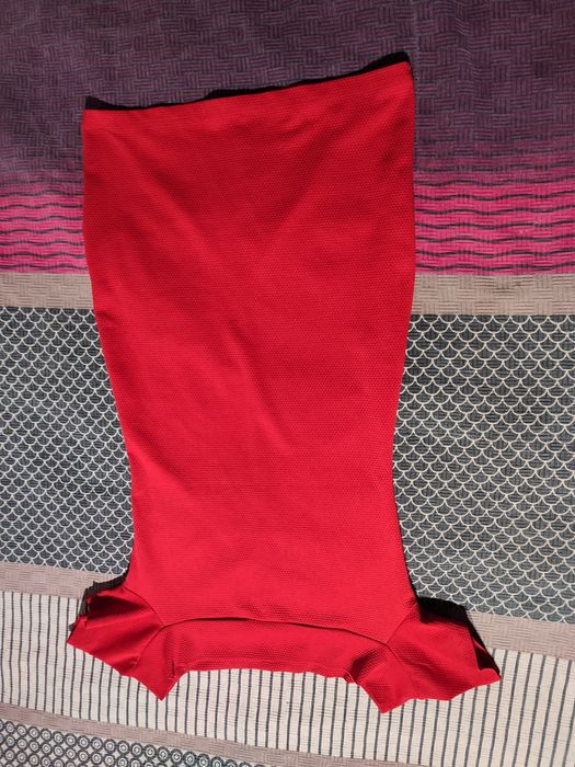 Червена и черна вечерни рокли