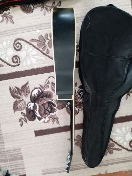 Gitara 1 ta simi uzilgan