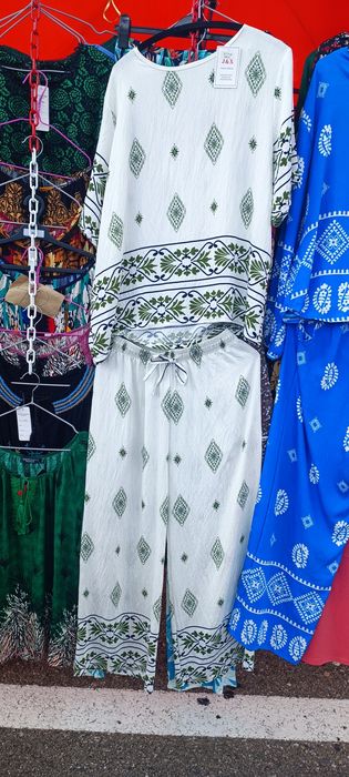 Vând costum din vâscoză