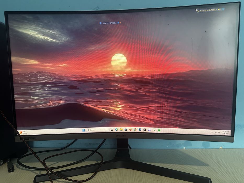 Sistem Descktop PC Gaming cu Monitor si Tastatura.