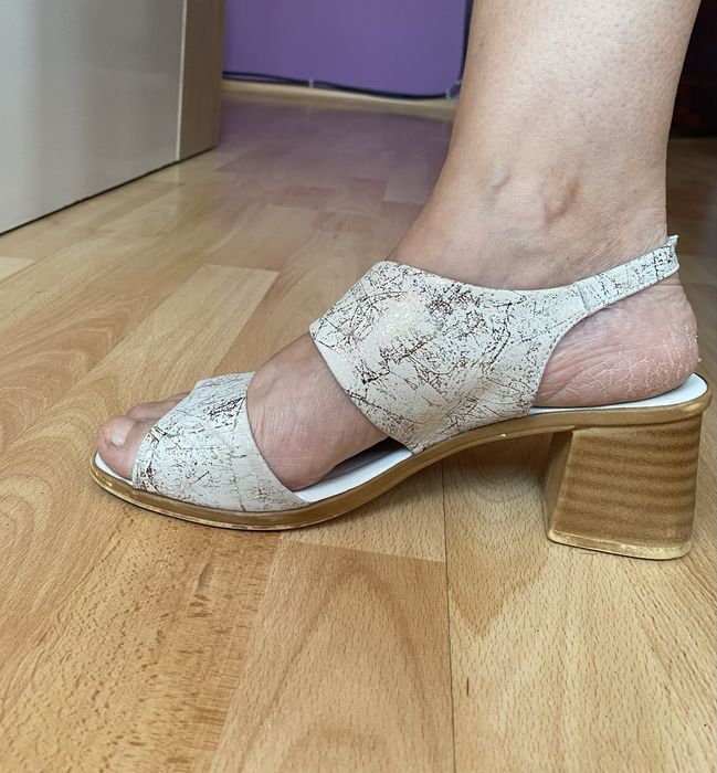 Бели дамски сандали от естествена кожа 39