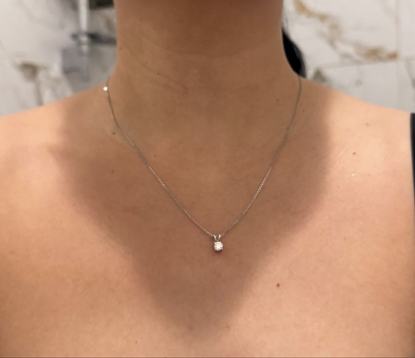 Срочно продам Кулон с цельным бриллиантом 0,30 карат