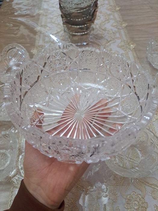 Komplekt xrustal idishlar sotiladi