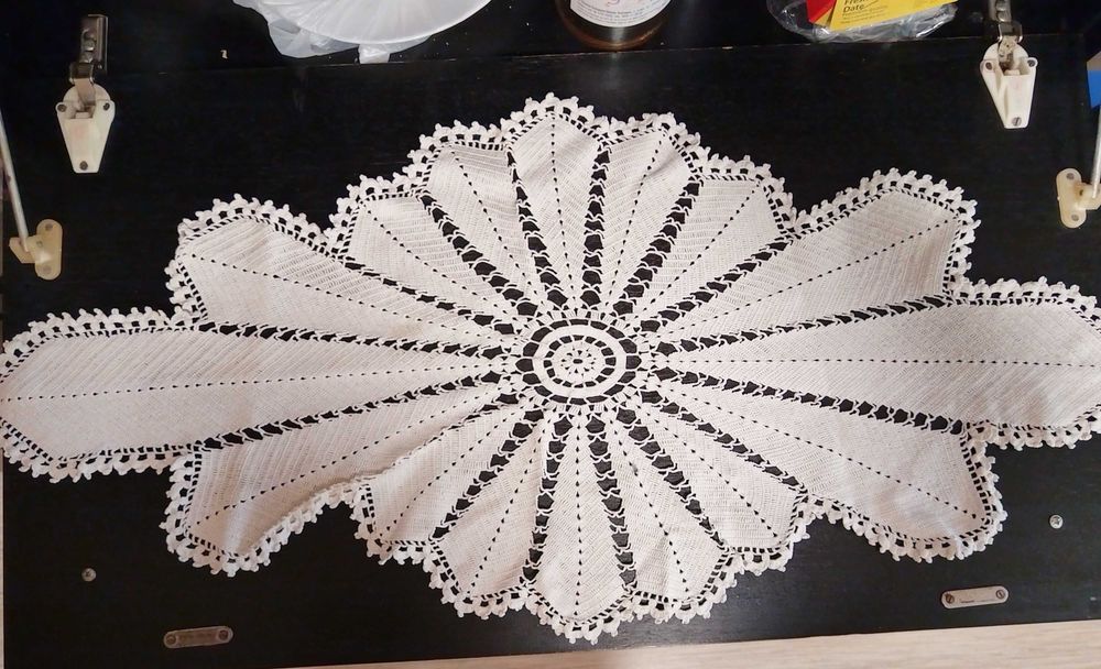 Ръчно плетено каре/пътека на една кука, изработено през 80-те години