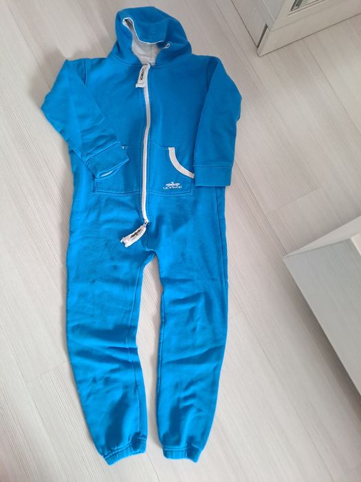 Две поли, един сукман и един гащеризон.