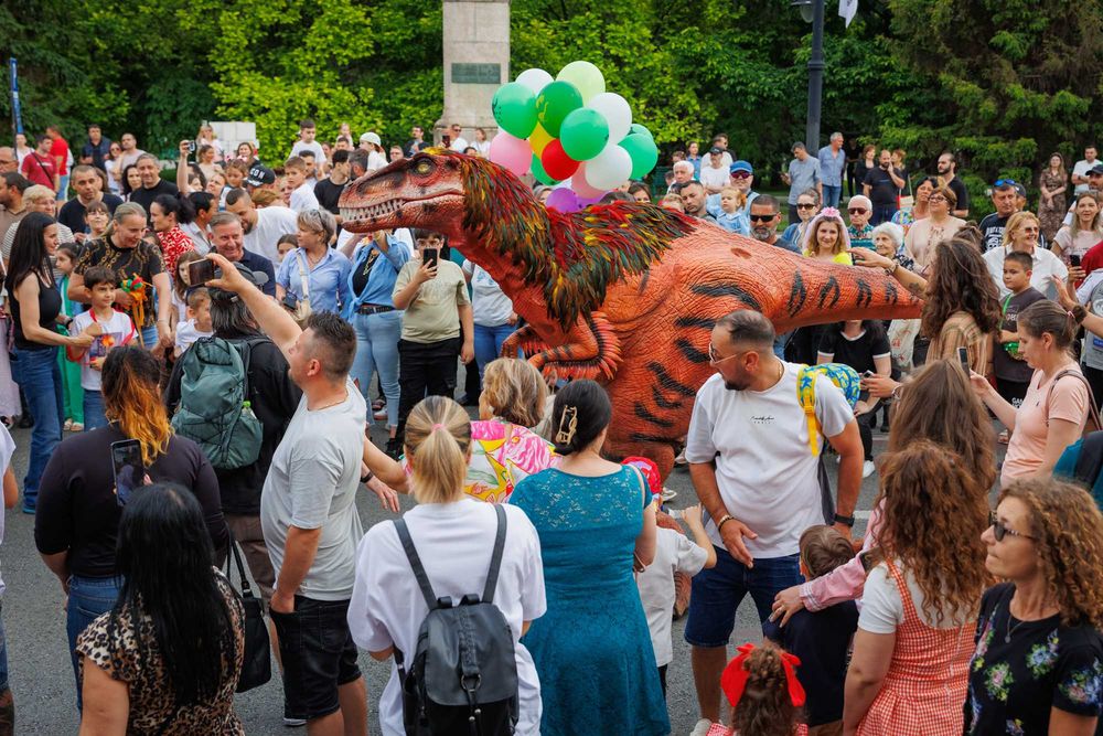 DINOZAUR URIAȘ – Apariție spectaculoasă pentru evenimente
