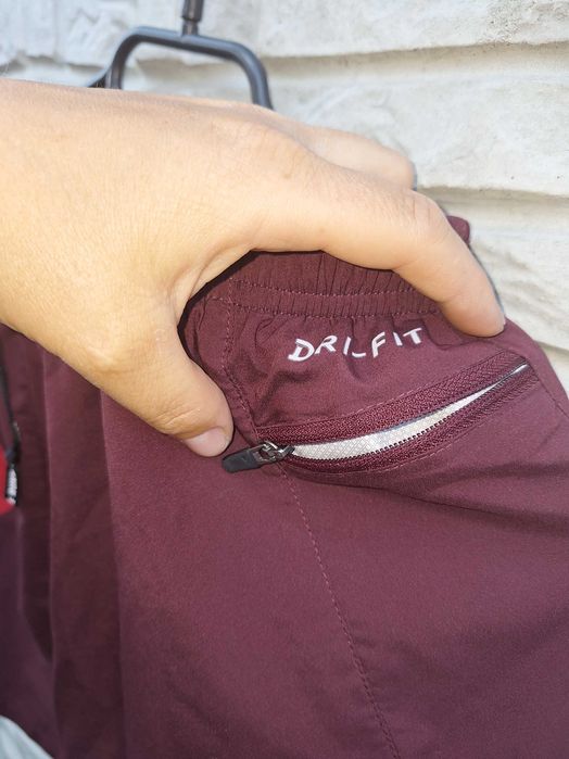 Pantaloni  Nike scurti superbi marime M