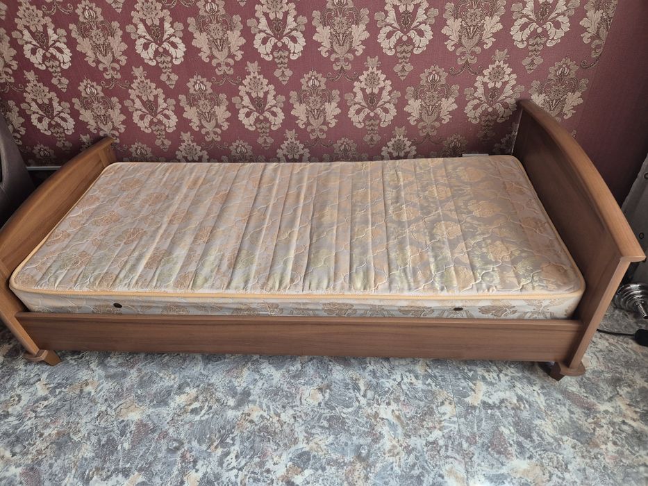 Деревянная кровать полуторка