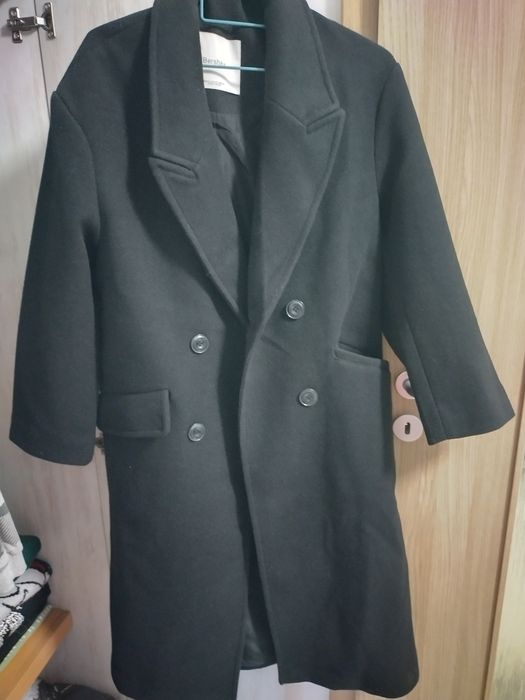 Черно палто Bershka.