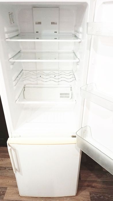 Продам отличный холодильник.Доставка.