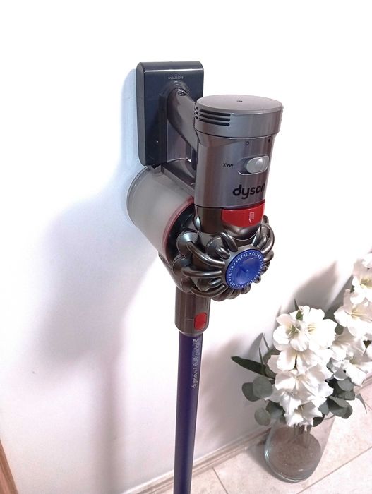 Отлична безжична Dyson V7 прахосмукачка с нова батерия и аксесоари