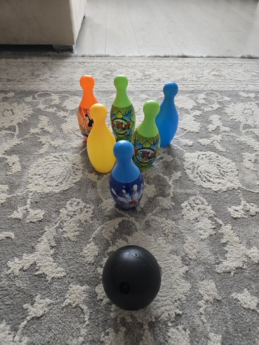Игра боулинг , кегли