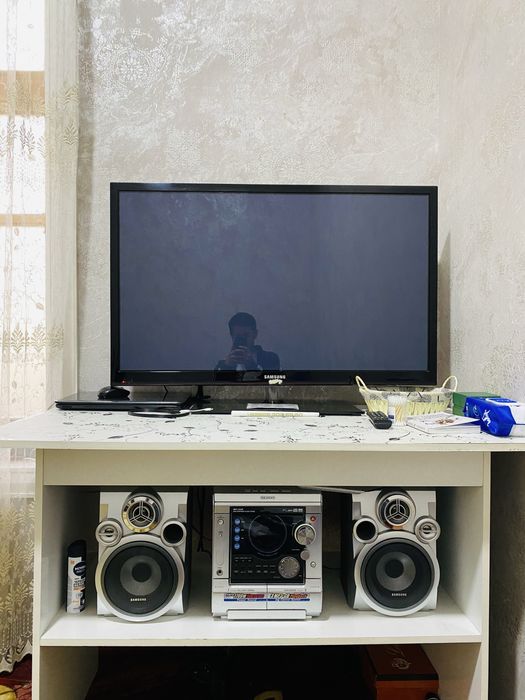 U futbol koradi, xotini esa boshqa birovni sikadi.