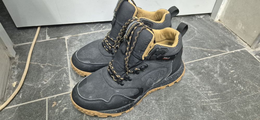 Продам зимние ботинки