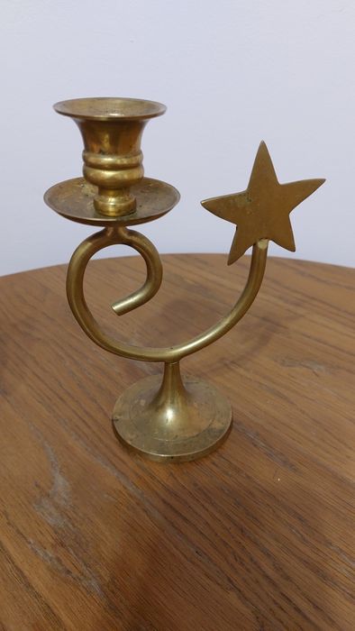 Месингов свещник със звезда в отлично състояние.
Височина 1.