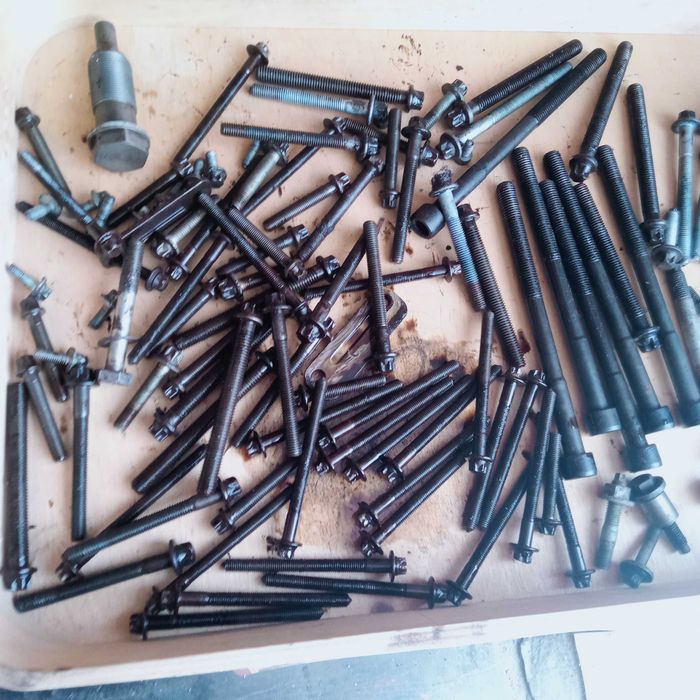 продам болты с двиготеля 112 мерса оригинал