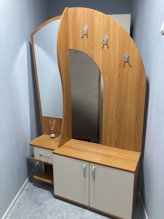 Портманто /Етажерка/Картини