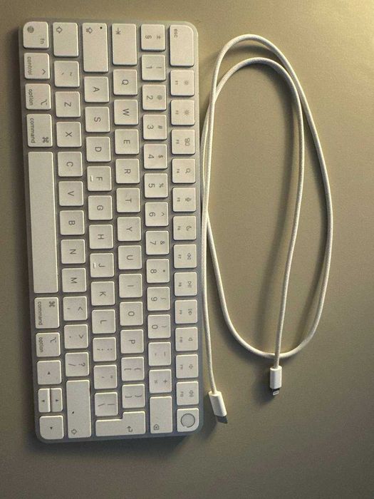 Apple Magic Keyboard Touch ID Lightning A2449