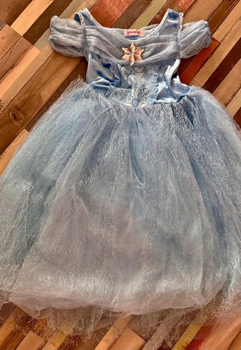 Vând rochie frumoasă de prințesă Elsa (Frozen) - mărime 130