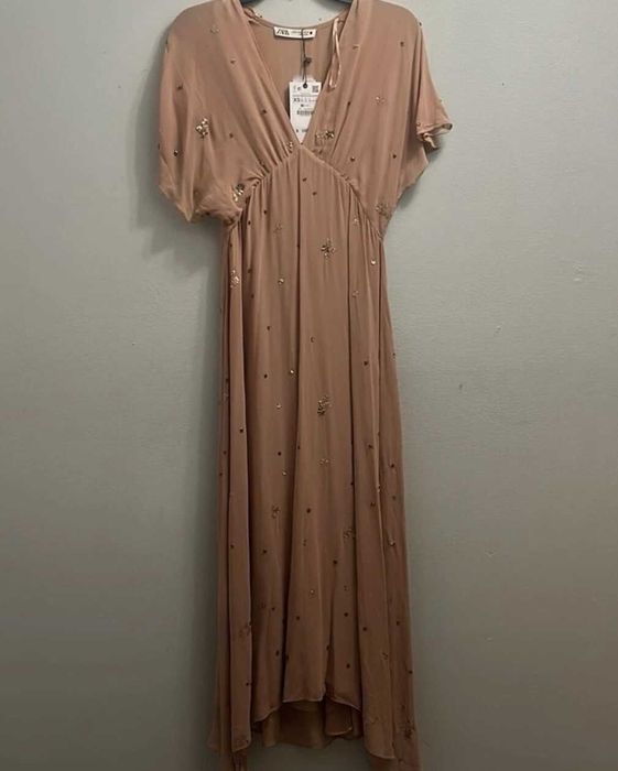 129 EUR Zara rochie midi lunga brodata fluida piersica paiete
