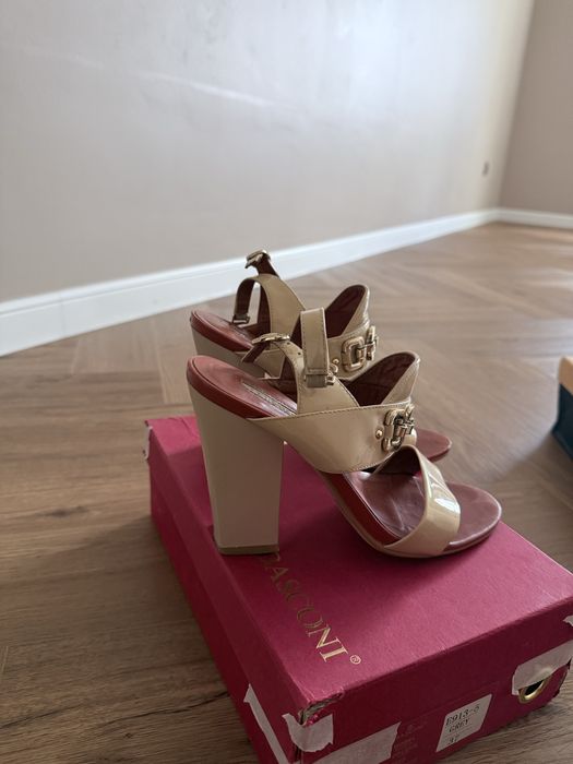 Продам босоножки