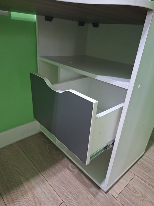Стол детский, письменный