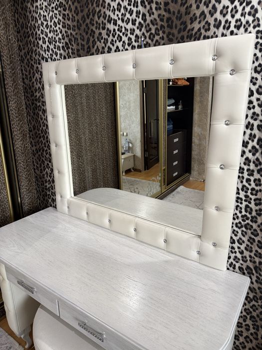 Продам комод с зеркалом