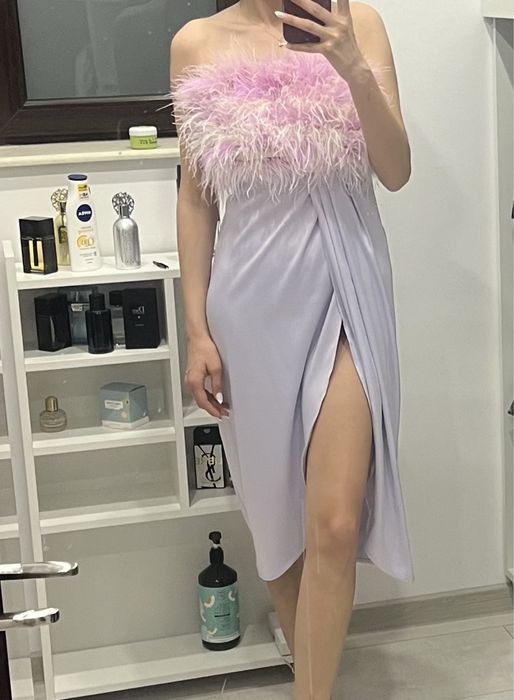 Рокля сатен с щраусови пера