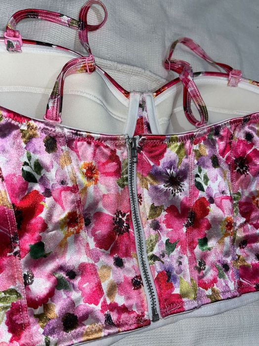 Бюстие на цветя Amisu