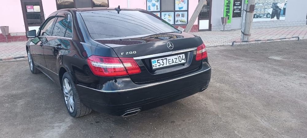Mercedes Benz- e200