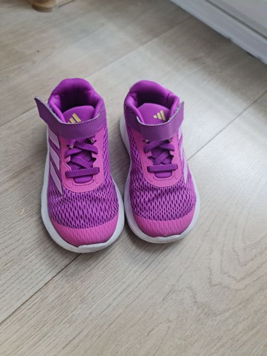 Детски маратонки Adidas
27 номер
Без забележки 
10€
Изпращам с удобен за вас куриер