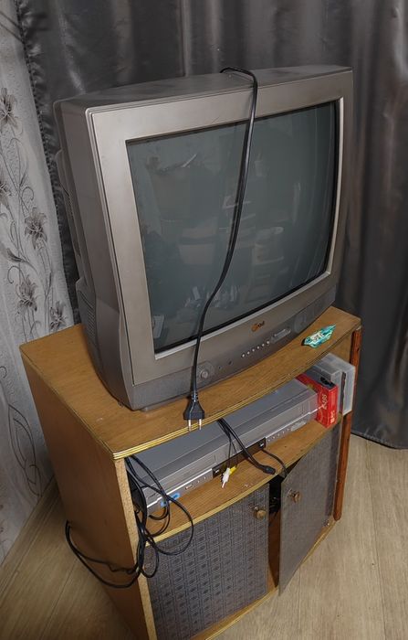 Телевизор б/у "LG"