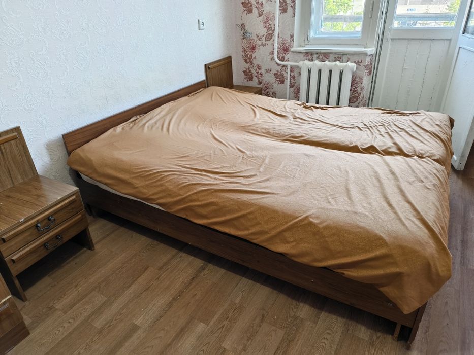 Отдам кровать и тумбочки