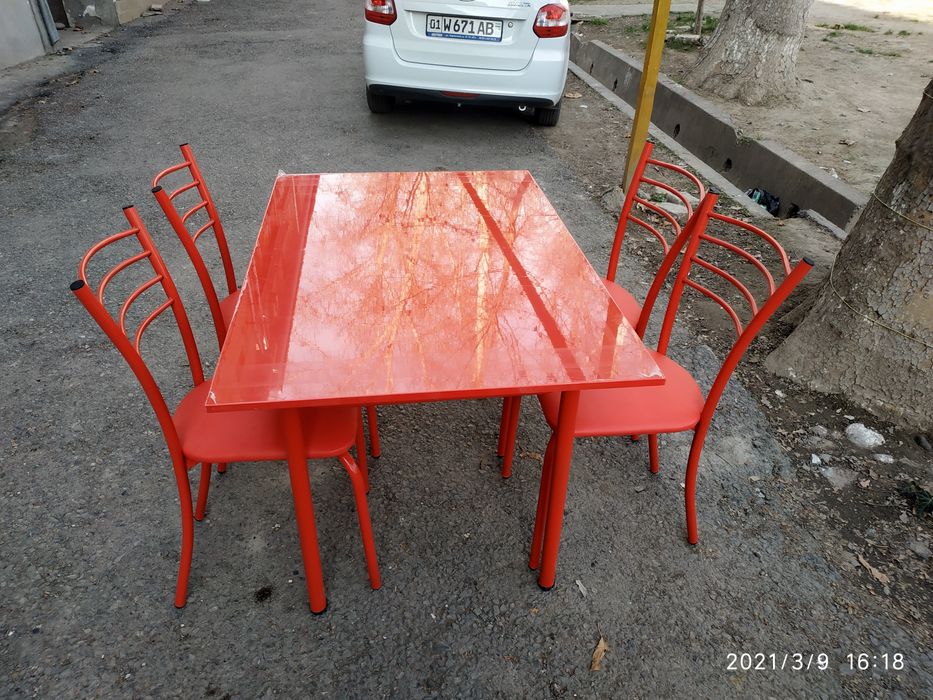 Кухонный стол с четырьмя стульями 870.000 сум.