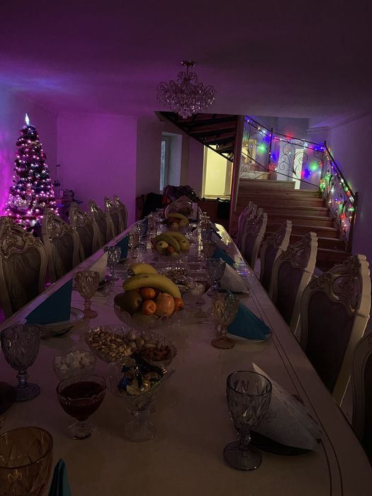 Продам стол со стульями хорошего качество.