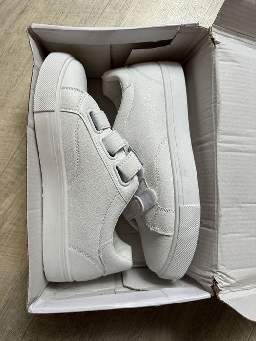 Продам кеды белые, новые