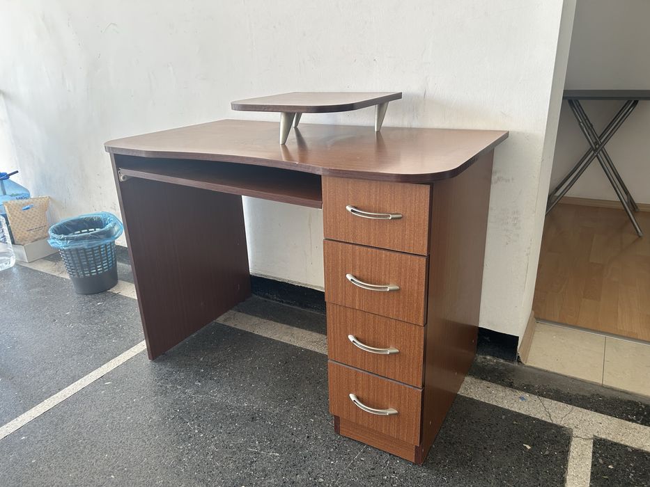 Използвано бюро с шкафчета